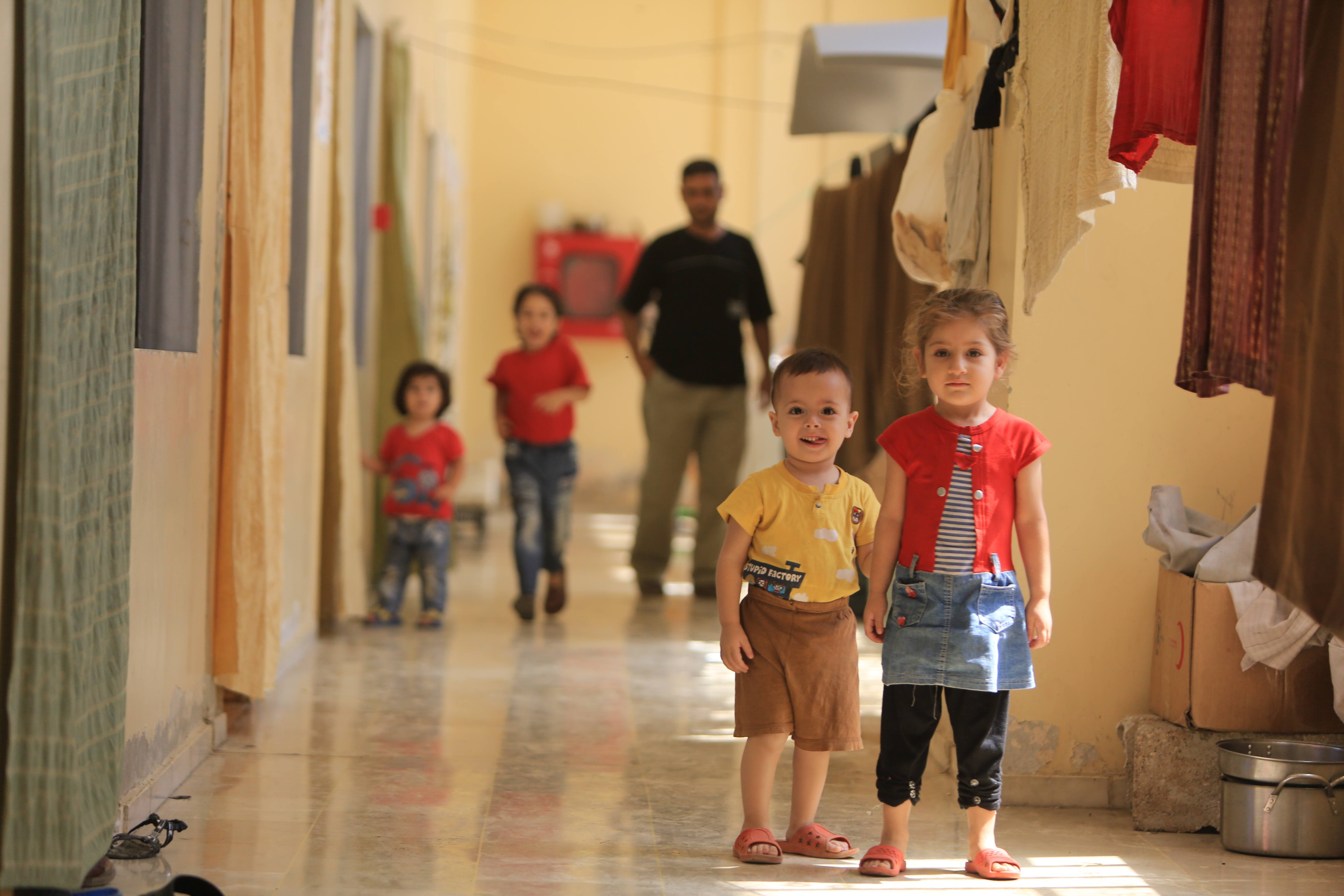 Des petits réfugiés syriens s'amusent au refuge  