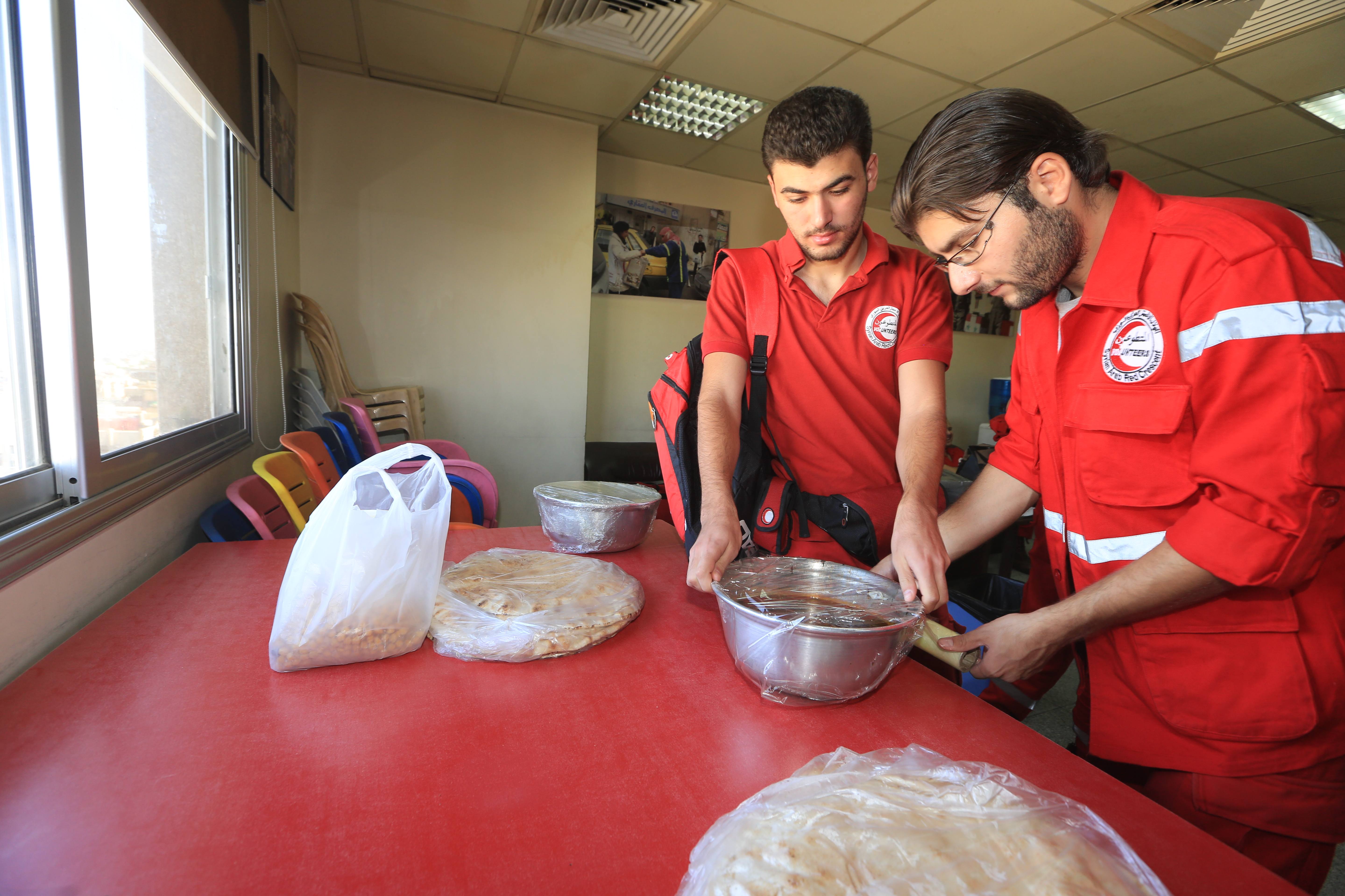 Des bénévoles préparent de la nourriture pour l'iftar du soir durant la période du Ramadan. 