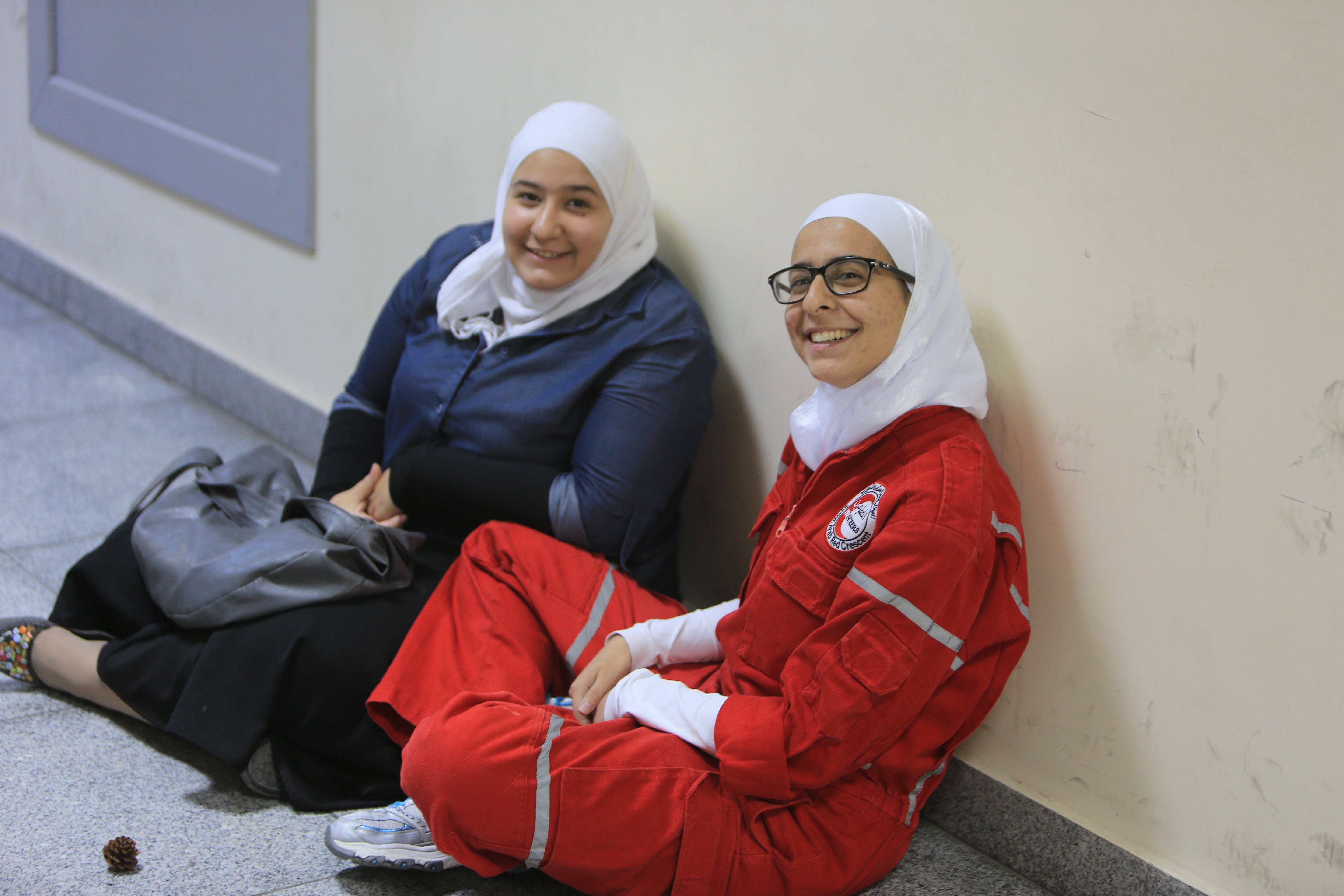 Deux bénévoles prennent une pause au centre d'opérations d'urgence de Damascus à al-Zahira. 