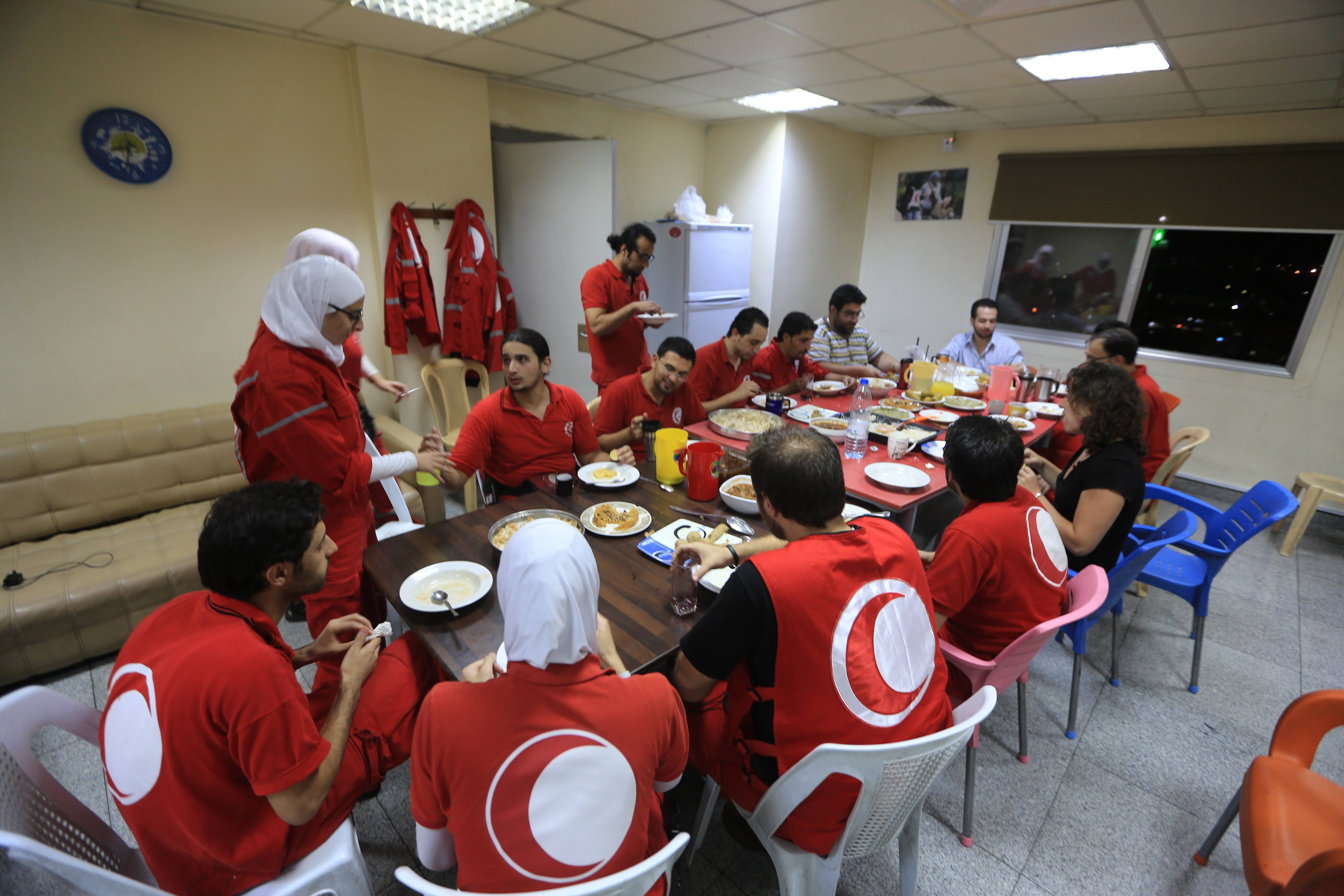 Réunion de bénévoles du Croissant-Rouge arabe syrien à la suite d'une explosion opération de secours en réponse à une explosion. 