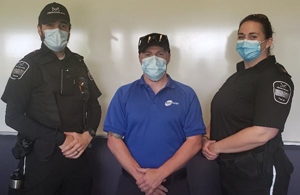 Trois personnes en uniformes et masques