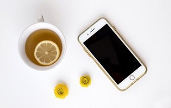 thé et téléphone portable
