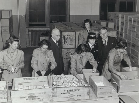 Des responsables de la Croix-Rouge s'occupent des colis pour les prisonniers en 1940.