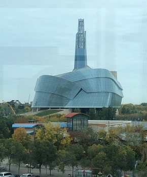 Un bâtiment à Winnipeg avec un toit en verre unique