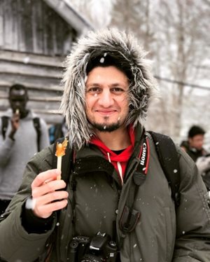 Mohammad Al Masalma savoure de la tire d’érable, un délice traditionnel des hivers canadiens