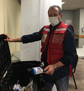 Légende: 24 novembre 2021 — Brian Boyes, intervenant de la Croix-Rouge, participe à la mise en place du centre d’accueil de Kamloops (C.-B.) où seront hébergées les personnes évacuées en raison des inondations.