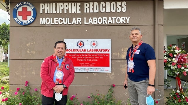 Le représentant de la Croix-Rouge canadienne aux Philippines, Mladen Milicevic, à la cérémonie d’inauguration du nouveau laboratoire moléculaire.