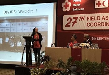 Une femme prend la parole lors d'une conférence de la Croix-Rouge