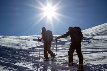 Deux personnes de dos font de la randonnée en hiver