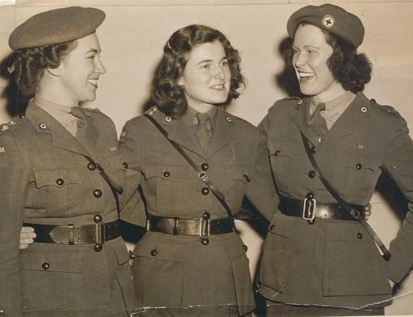 Mary, photographiée au milieu, avec des collègues de la Croix-Rouge sur cette photo d'archive.