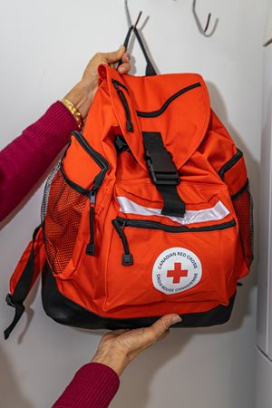 Une sac à dos de la Croix-Rouge