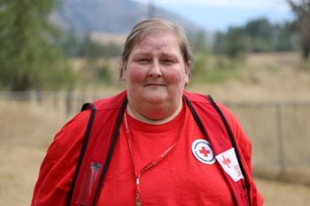Cheryl Horgan photographiée à l'extérieur avec son gilet de la Croix-Rouge canadienne.