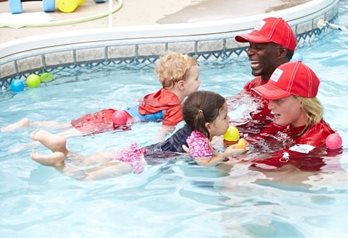 Barney enseigne la natation à deux enfants avec une collègue