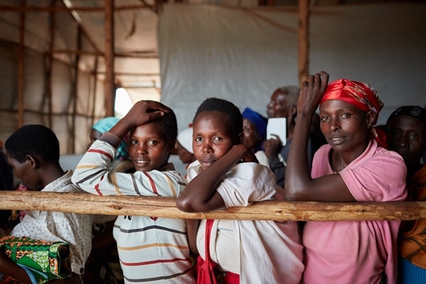 Des réfugiés du Burundi font la file dans le camp de Mahama