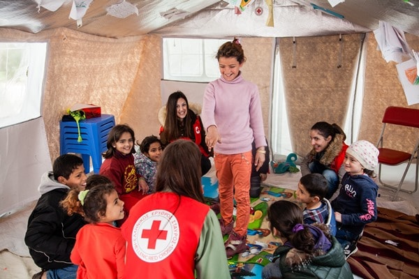 Au port du Pirée, en Grèce, des bénévoles de la Croix-Rouge ont aménagé une aire de jeu pour les enf
