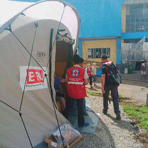 Des bénévoles en gestion des sinistres de la Croix-Rouge philippine dans la salle d’opération.