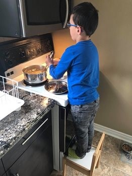 Mon neveu a accidentellement touché un des éléments chauffants de la cuisinière, ce qui a immédiatement causé une cloque d’eau