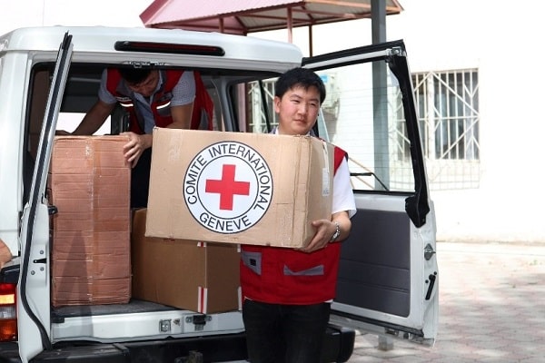 Croix-Rouge du Kirghizistan, 2020. Un bénévole de la Croix-Rouge du Kirghizistan décharge des équipements de protection individuelle fournis par le Comité international de la Croix-Rouge.