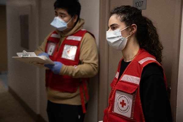Au Québec, la Croix-Rouge canadienne a été sollicitée dernièrement pour fournir une aide vitale aux employés et aux résidents des centres d’hébergement et de soins de longue durée