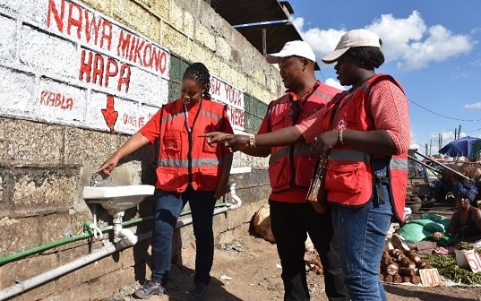 Victor Ogalle / Croix-Rouge kényane. Des bénévoles sillonnent le marché de Wakulima à Nairobi ainsi que d’autres quartiers pour sensibiliser les gens aux risques de la COVID-19, les inciter à participer à la lutte contre cette maladie et promouvoir les bonnes pratiques, comme l’hygiène des mains.