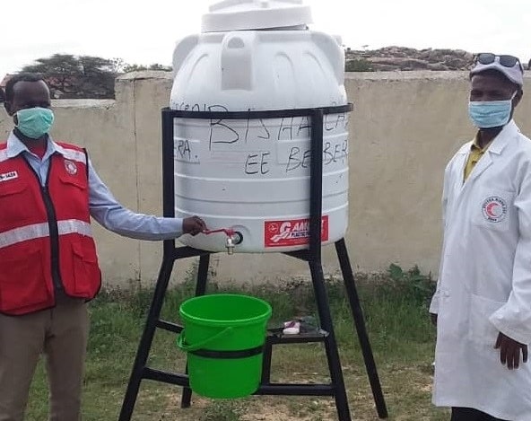 la Société du Croissant-Rouge somalien a installé des points de lavage des mains et distribué du savon dans les cliniques de santé et les bureaux du Croissant-Rouge à travers le pays
