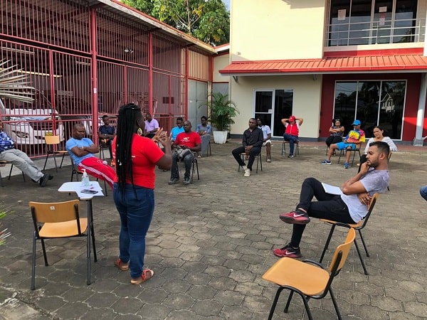 À Saint-Vincent-et-les-Grenadines, la Croix-Rouge sensibilise la population sur les mesures de prévention et les symptômes de la COVID-19 en organisant des séances d’information et en distribuant des prospectus