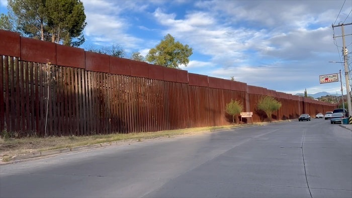 Le mur frontalier au centre de la ville de Nogales, dans l’État de Sonora, au Mexique