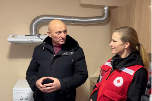 Deux personnes en pleine discussion dans une unité remise à neuf par la Croix-Rouge canadienne.