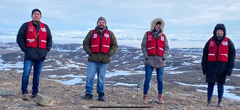 De gauche à droite, les membres de la Croix-Rouge Guy Day Chief, Tim Stringer, Laurees membresnce Durocher et Diane Wallace à Iqaluit, au Nunavut. Ils portent des gilets rouges et des manteaux d'hiver.