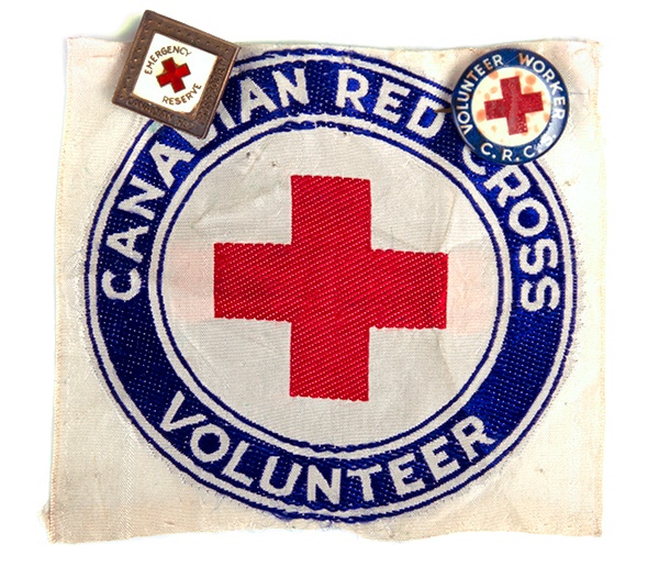 Brassards et épinglettes des bénévoles de la Croix-Rouge