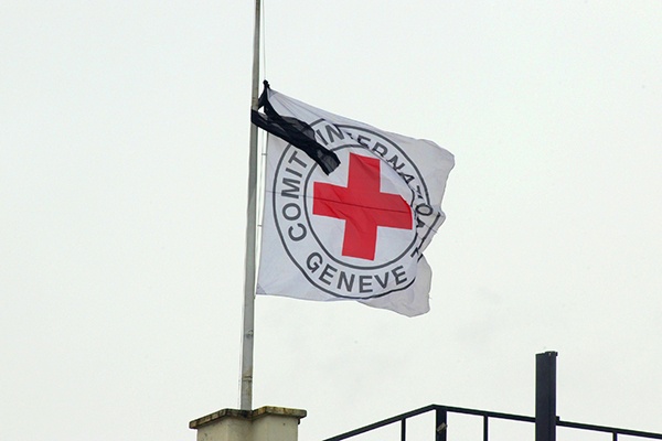 Genève. Siège du CICR avec le drapeau en berne sur le Carlton. Photographe : Thierry, Gassmann, ICRC.