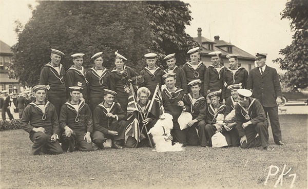 Postcard of Muggins the Red Cross dog with members of the Royal Naval Canadian Volunteer Reserve (RNCVR)-FR