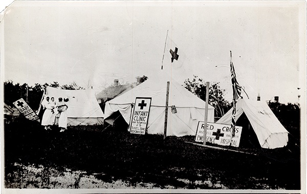  A travelling infant health clinic set up by the Canadian Red Cross in a field outside Russell, Ontario (near Ottawa), ca. 1920s-1930s.-FR