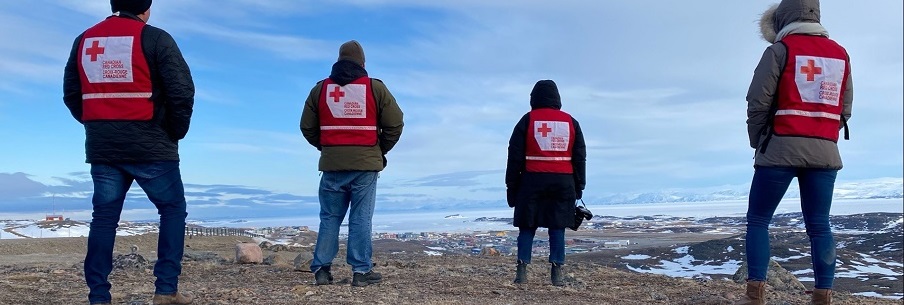 Les volontaires de la Croix-Rouge regardent vers l'horizon.