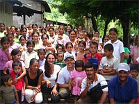 Une communauté de personnes au Nicaragua, réunies et souriantes pour une photo de groupe