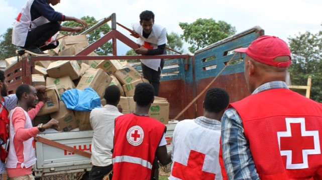 Des bénévoles de la Croix-Rouge canadienne aident pendant la crise humanitaire en Afrique