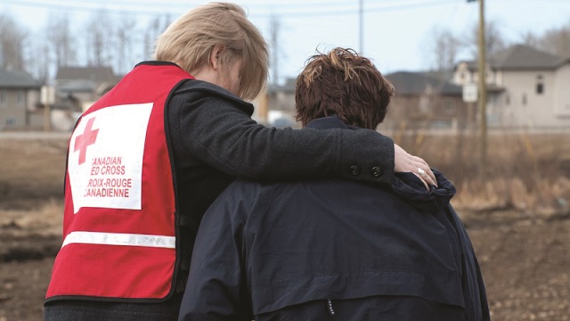 Un bénévole de la Croix-Rouge réconforte quelqu’un