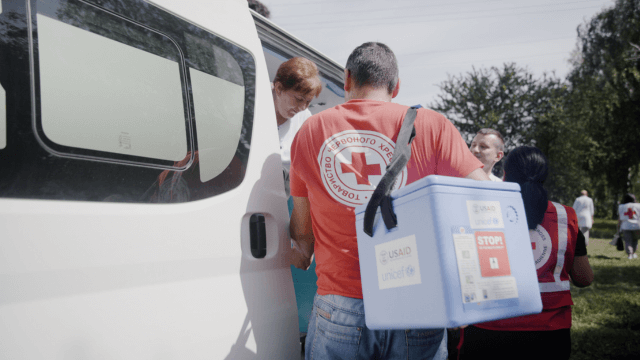 La Croix-Rouge ukrainienne et la Croix-Rouge canadienne déchargent les fournitures d'une voiture