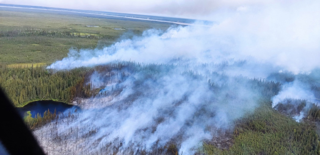 Une vue aérienne des incendies de forêt de Yellowknife.