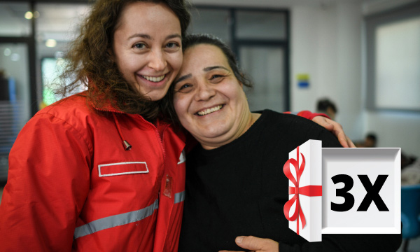 Un bénévole de la Croix-Rouge canadienne embrasse un bienfaiteur, avec l'icône d'un don 3X la contrepartie au bas de la page.