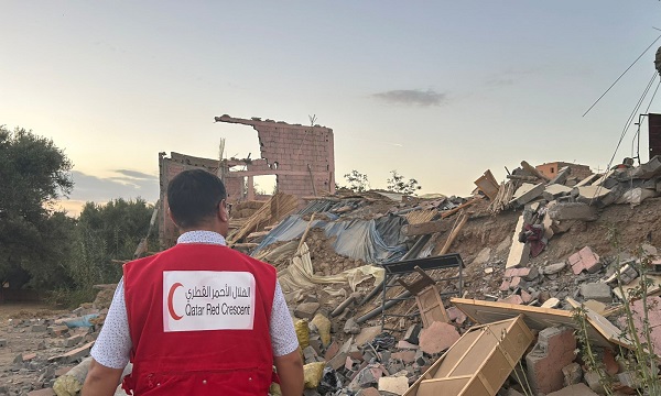 Un bénévole du Mouvement de la Croix-Rouge et du Croissant-Rouge constate l’ampleur des dégâts au Maroc.