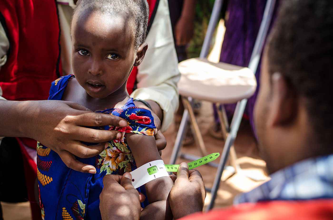 La clinique mobile de la Croix-Rouge mène des tests pour détecter les cas de malnutrition chez les e