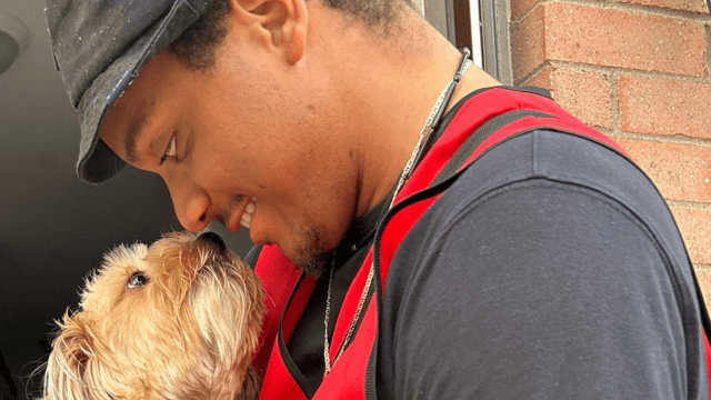 Un bénévole de la Croix-Rouge se trouve nez à nez avec un chien
