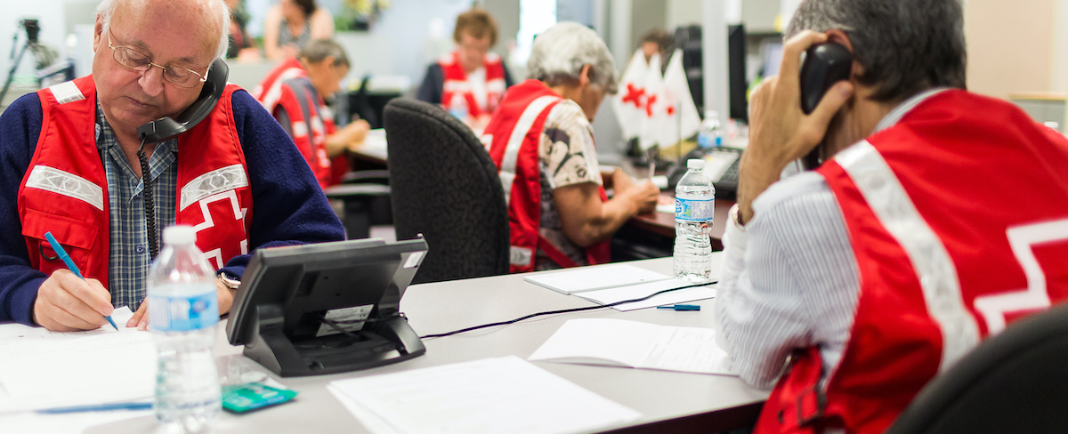 Un groupe d'employés de la Croix-Rouge répond au téléphone.