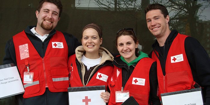 Des employés de la Croix-Rouge canadienne participent à une collecte de fonds face à face