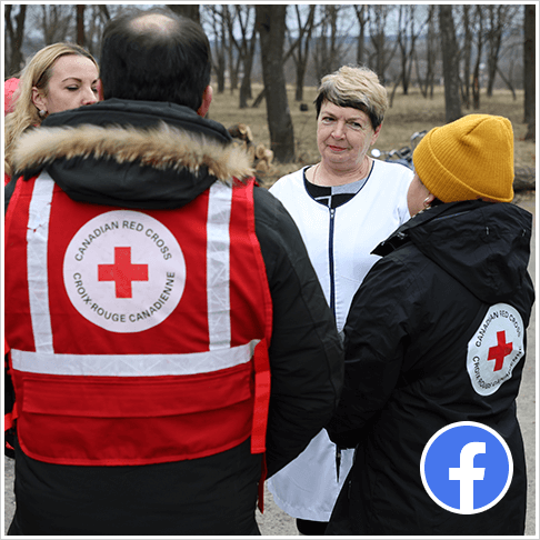 Membres de la Croix-Rouge canadienne avec la cheffe de l’unité médicale et des soins obstétricaux.