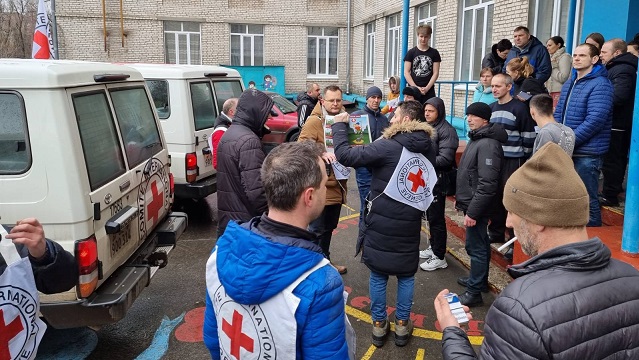 Bénévole de la Croix-Rouge aidant les immigrants ukrainiens