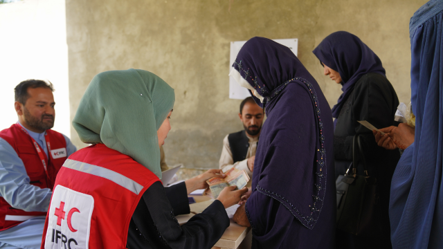 Volontaire de la IFRC aidant un groupe de femmes en Afghanistan