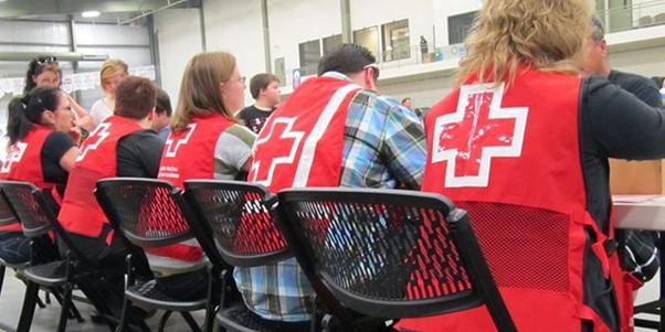 Des bénévoles de la Croix-Rouge travaillant à une table
