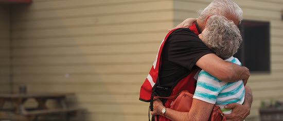 Trois images de bénévoles de la Croix-Rouge aidant des personnes dans le besoin